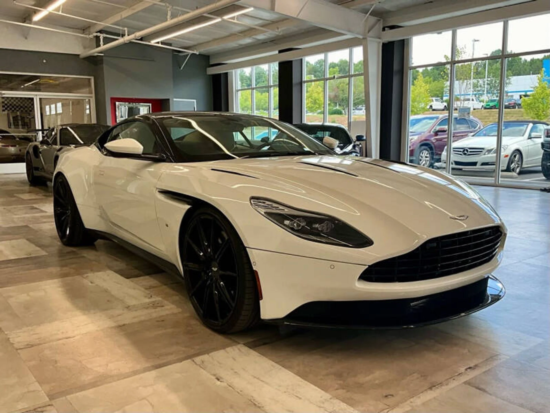 mph005_3202220129_2018_aston_martin_db11_v12_2dr_coupe_4592b9945d