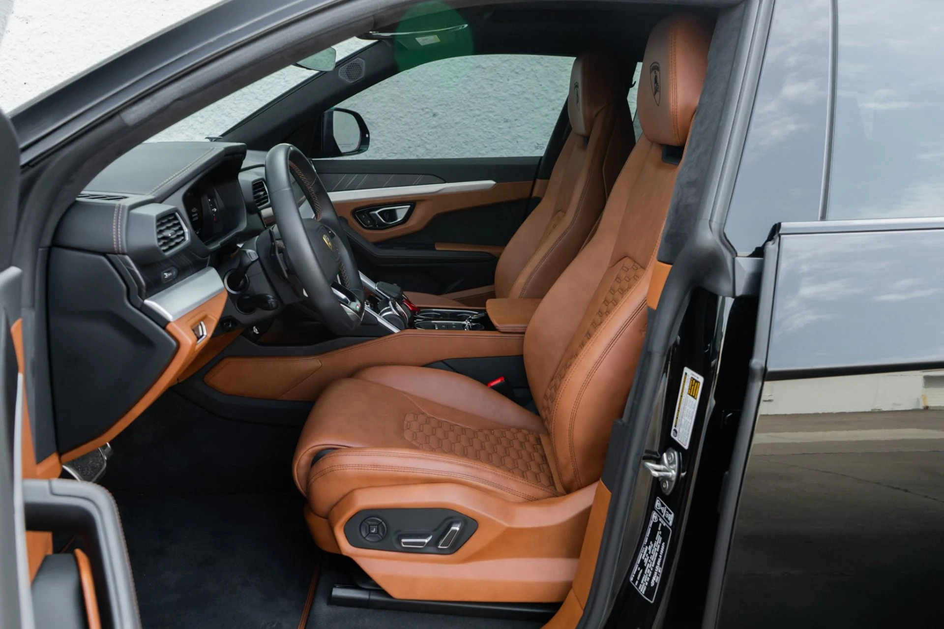 mph005_3218643869_Used_2022_Lamborghini_Urus_1777500470_8da3bd0ddd