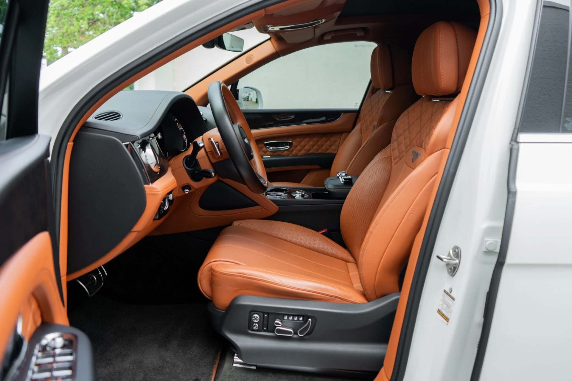 mph005_3228671559_Used_2021_Bentley_Bentayga_V8_1780517075_b77bb795cc