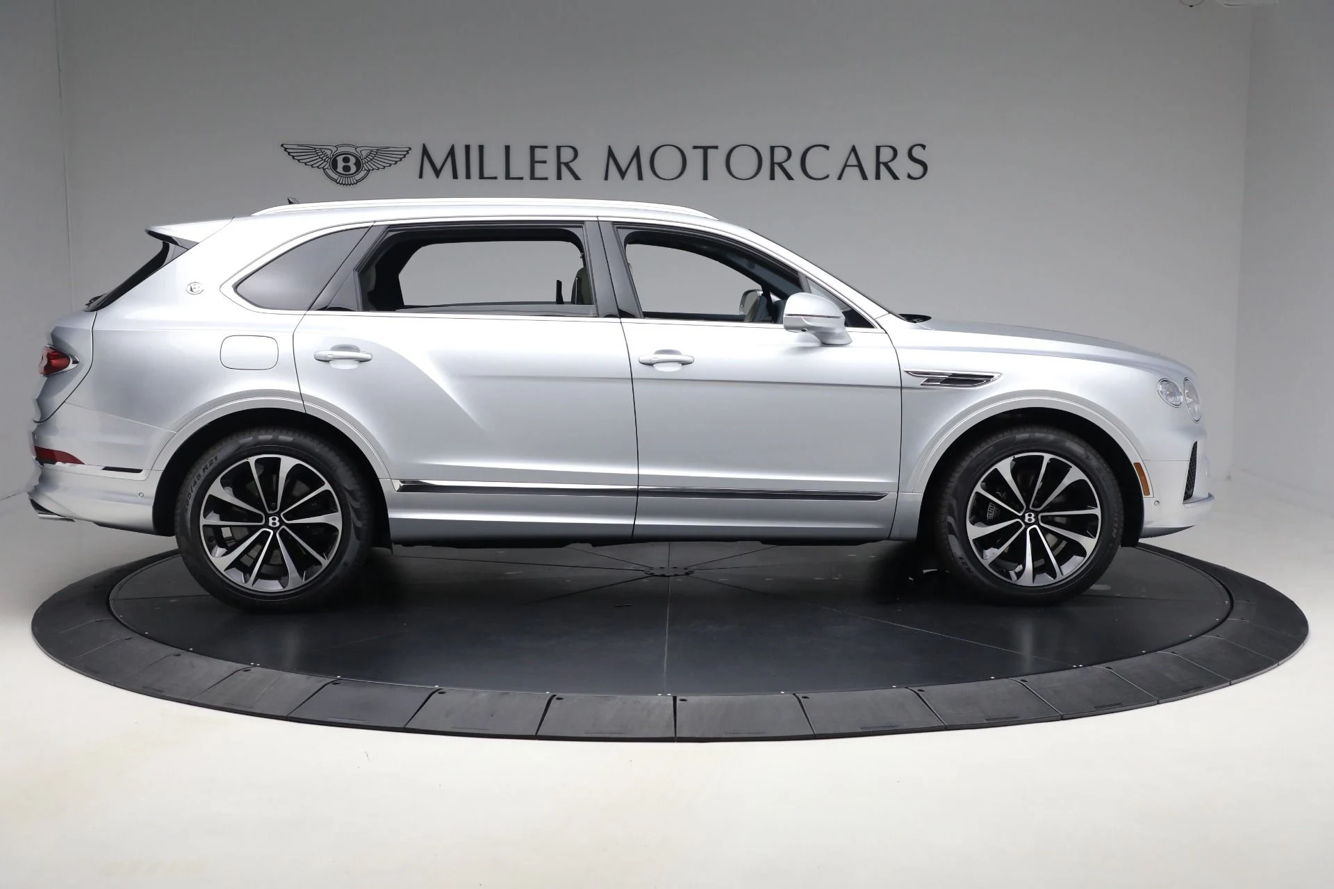 mph005_32319916_New_2025_Bentley_Bentayga_EWB_V8_2a23e73f5f