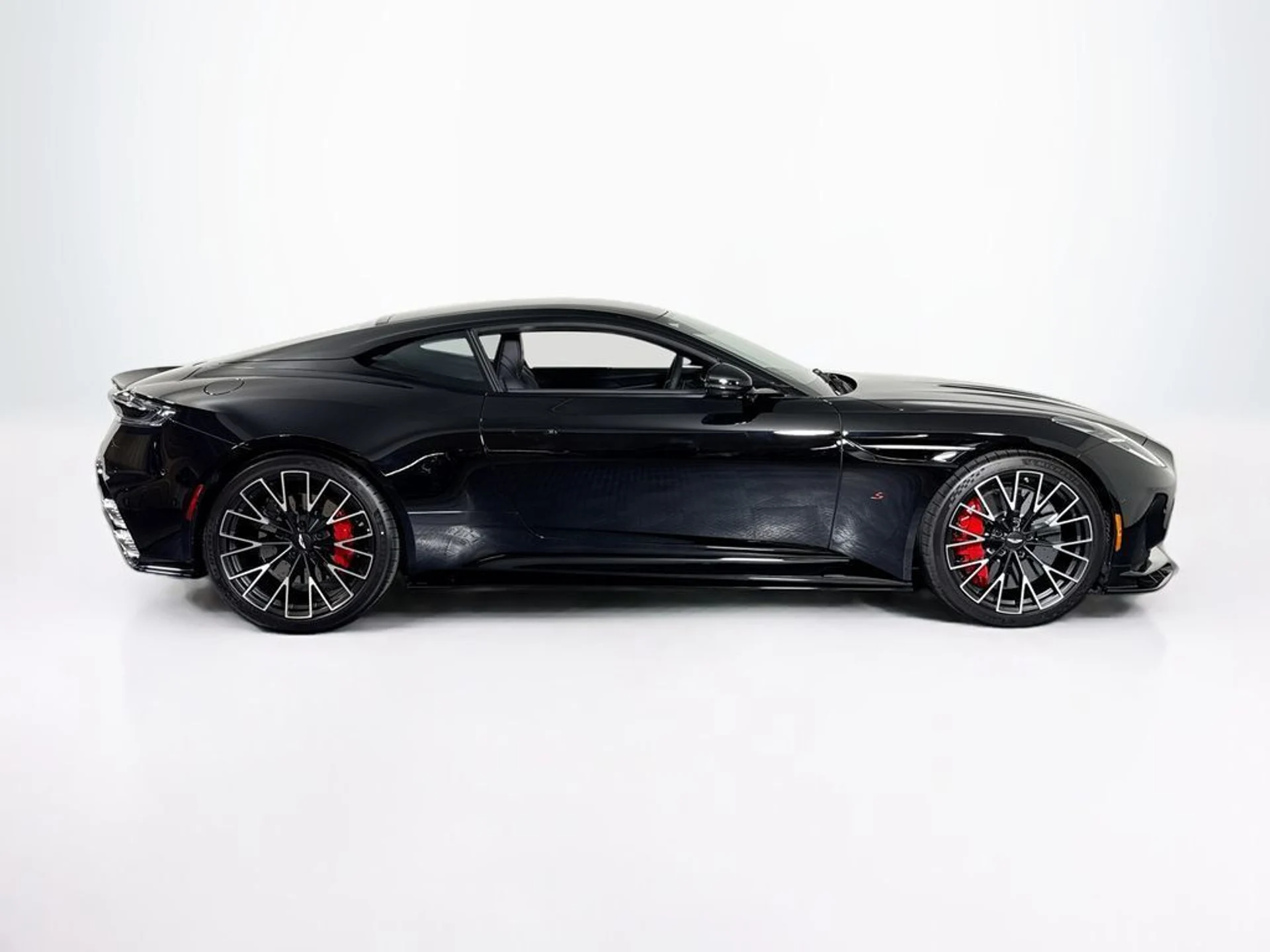 mph005_3240381021_new_2026_aston_martin_db12_scoupe_11350_23060262_6_1024_c5828dfa06