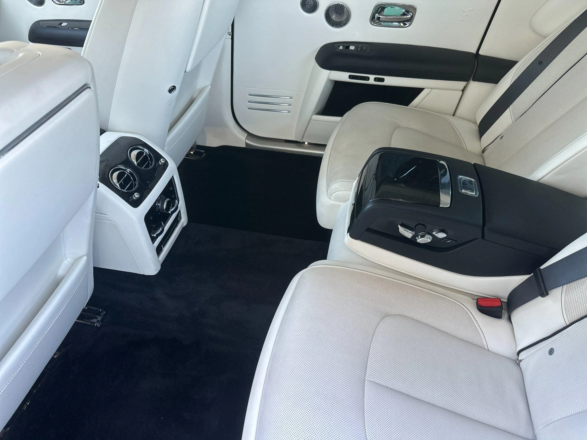 mph005_3256676471_Used_2023_Rolls_Royce_Ghost_EWB_1792147627_ff79aab205