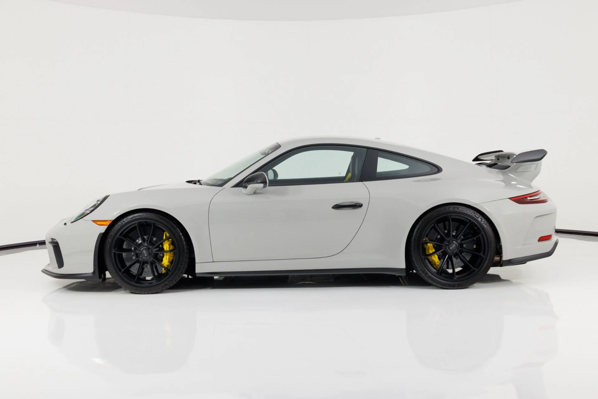 mph005_3263673738_Used_2018_Porsche_911_GT_3_1782944814_fa586e8103