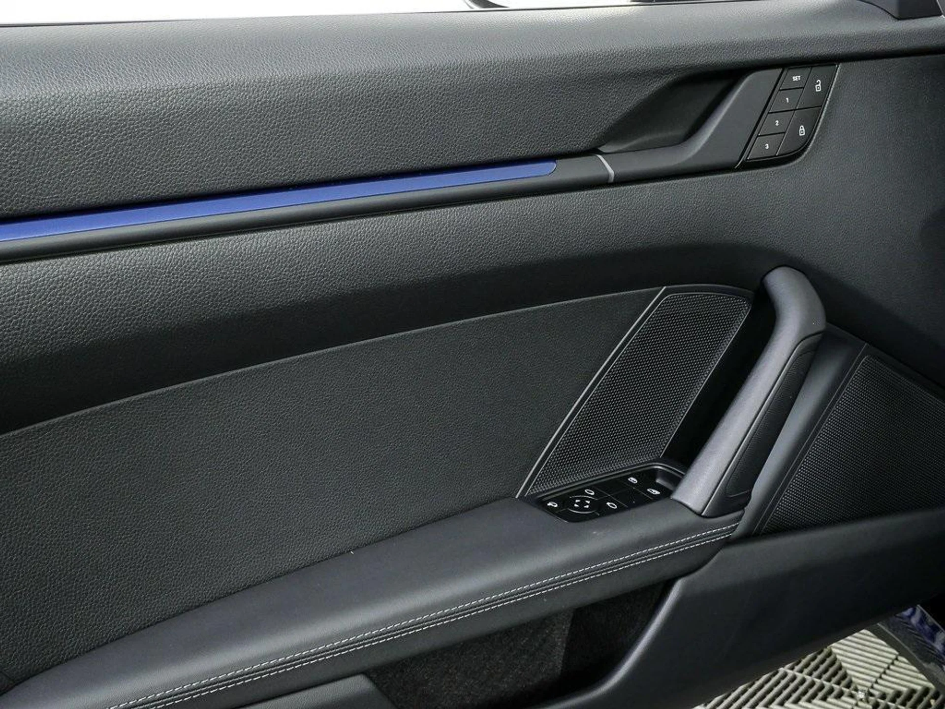 mph005_3300583979_v_YL_8_Me_DU_6e57_E4bhee_Js1ic_Zj_I_79f05d7457