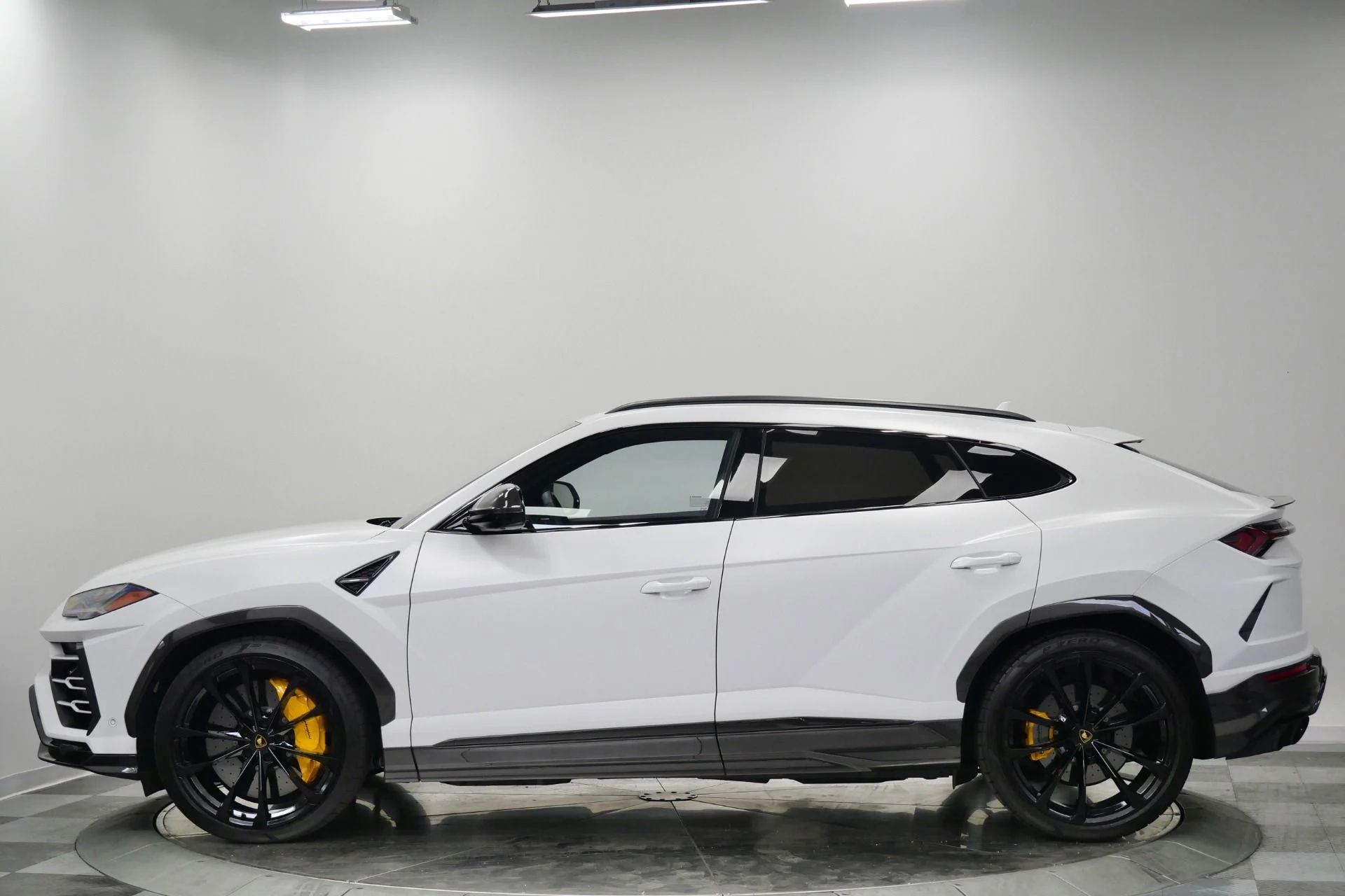 mph005_3321289549_Used_2021_Lamborghini_Urus_Carbon_Fiber_Packs_Inside_and_Out_23_Inch_Wheels_1775930480_48e9dd9e65