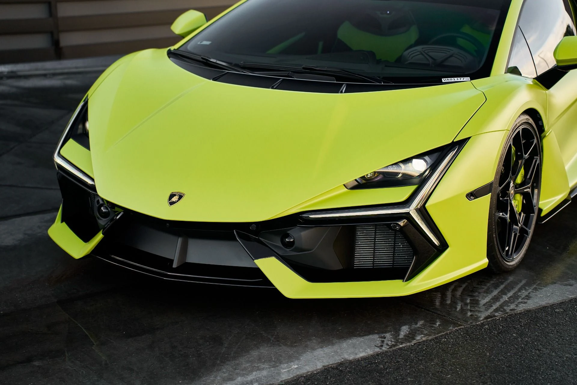 mph005_3344246576_Used_2024_Lamborghini_Revuelto_1763604693_93f0b723a1