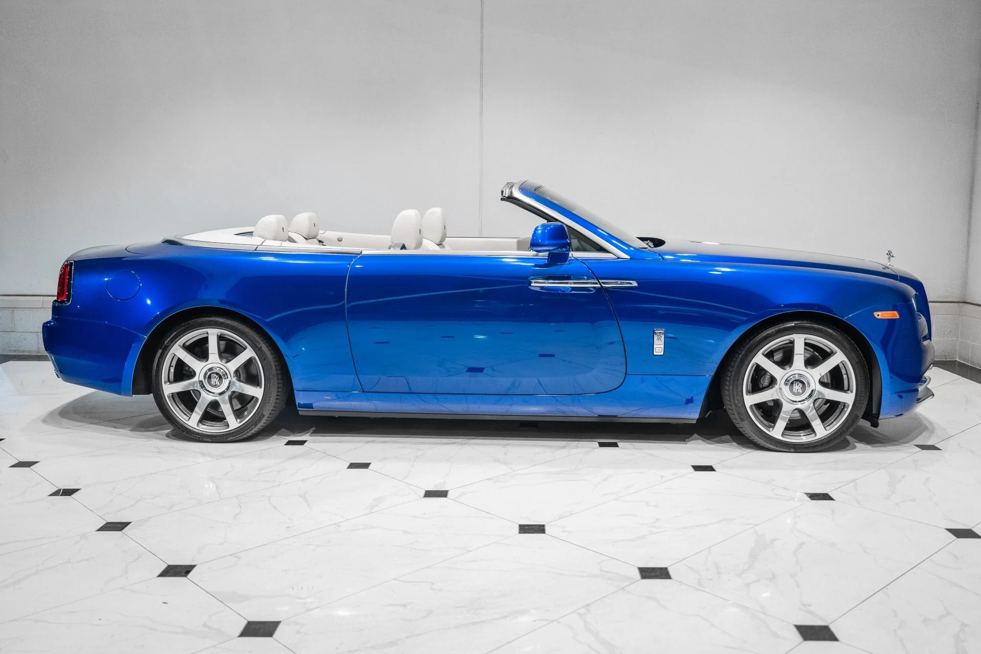 mph005_3358729449_Used_2017_Rolls_Royce_Dawn_1793121590_c78d411786