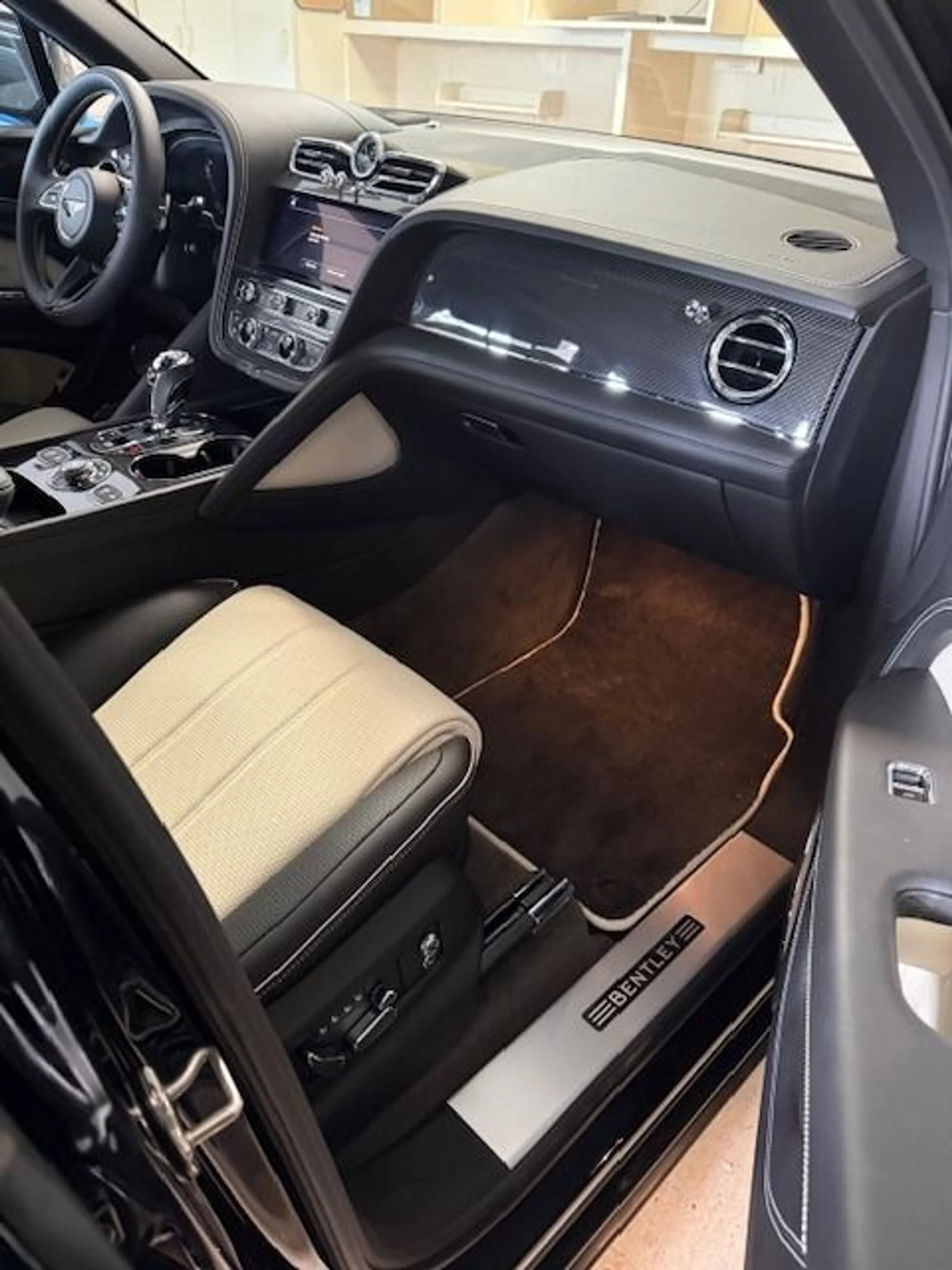 mph005_3389992384_Used_2022_Bentley_Bentayga_V8_1759961279_3bc0421be4