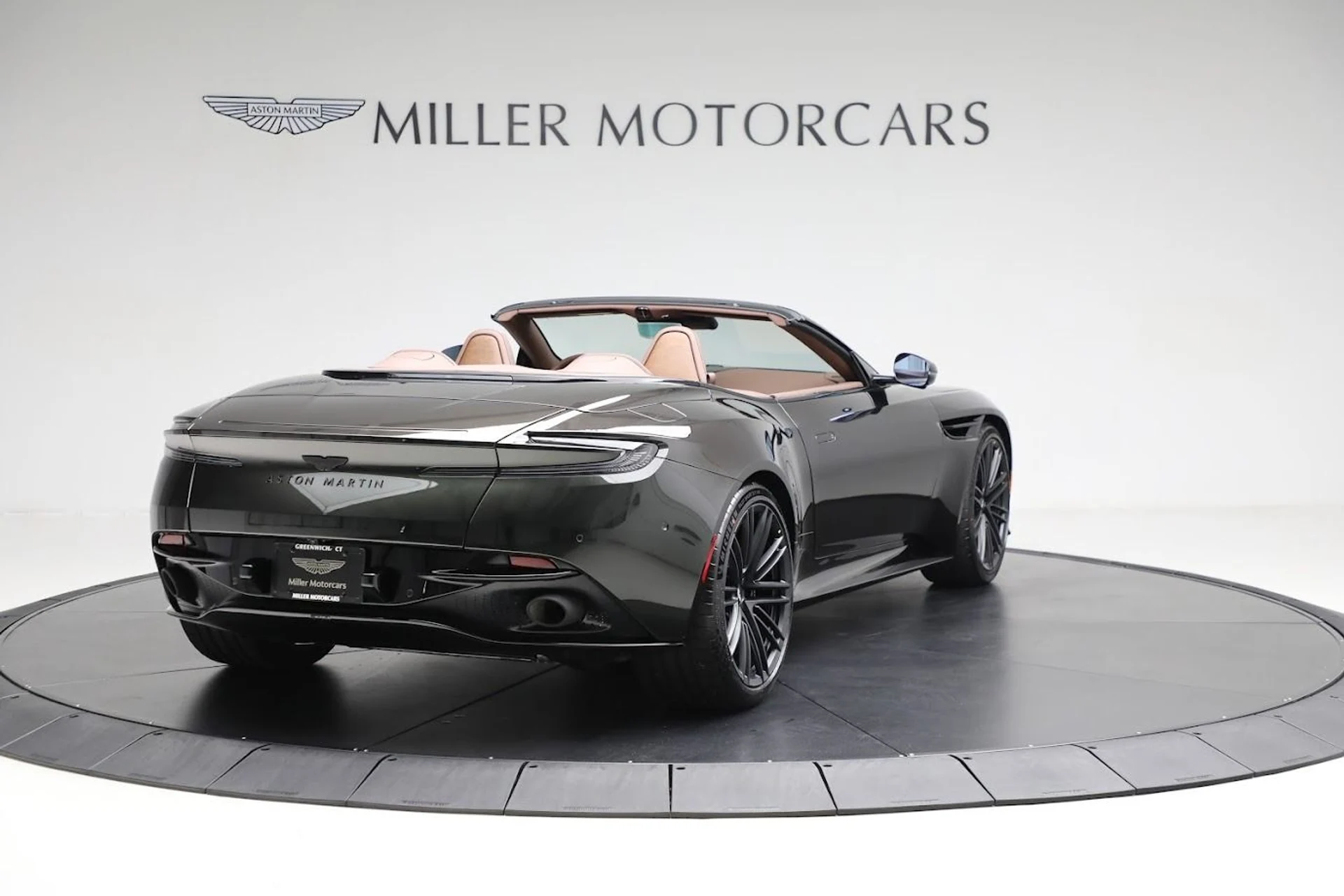 mph005_3398035549_Used_2024_Aston_Martin_DB_12_Volante_b19dca6324