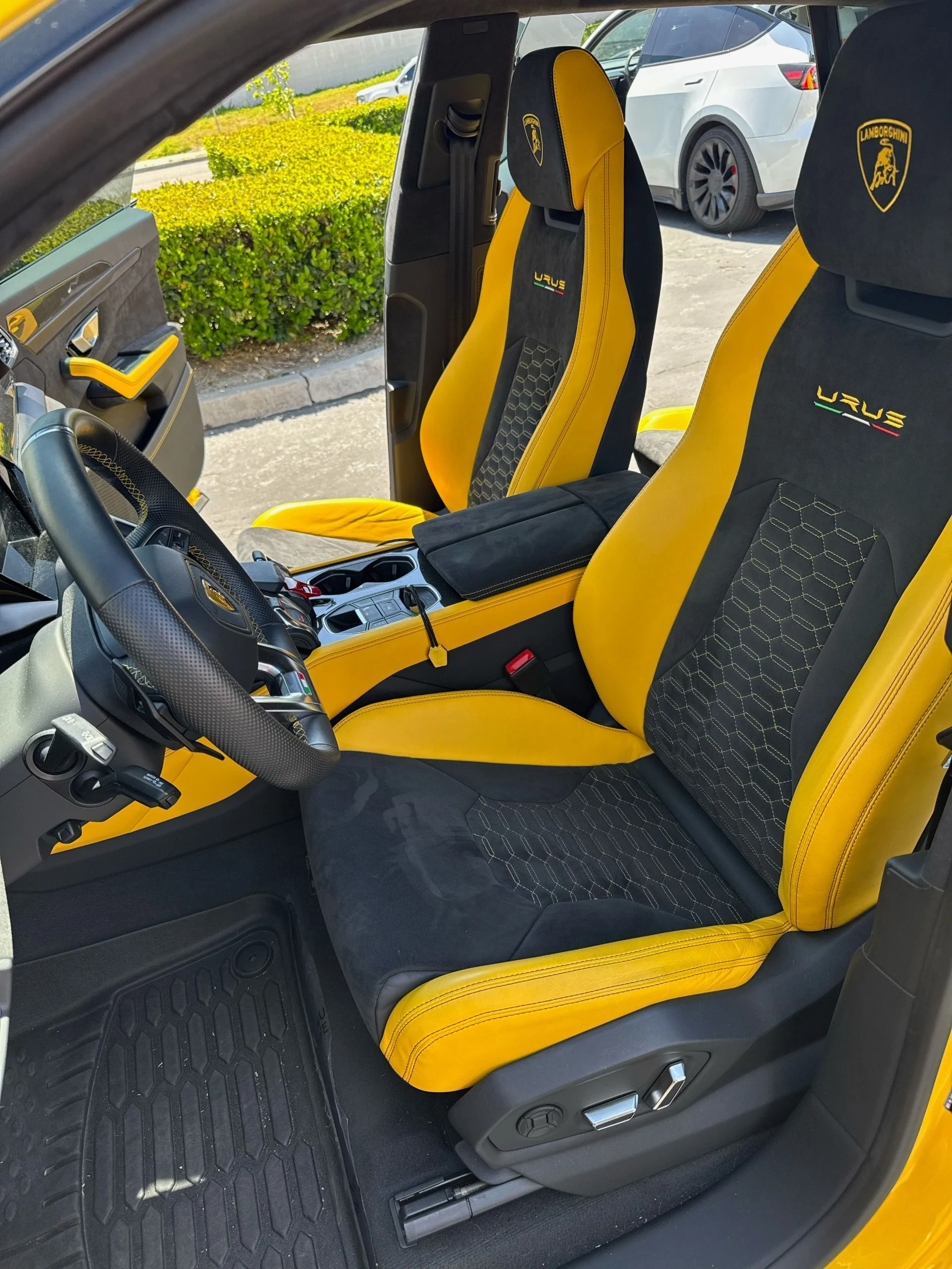 mph005_3403984517_Used_2021_Lamborghini_Urus_1755903796_fb4be79f1e