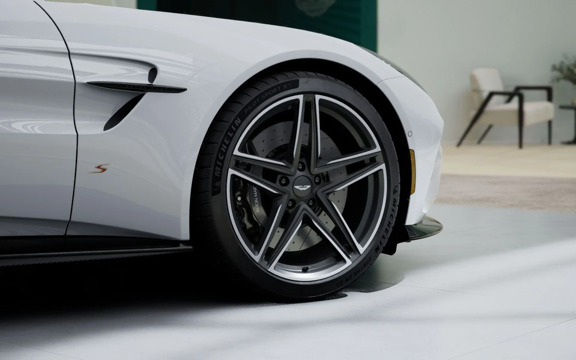 mph005_342099158_New_2027_Aston_Martin_Vantage_S_Roadster_0127c3d672