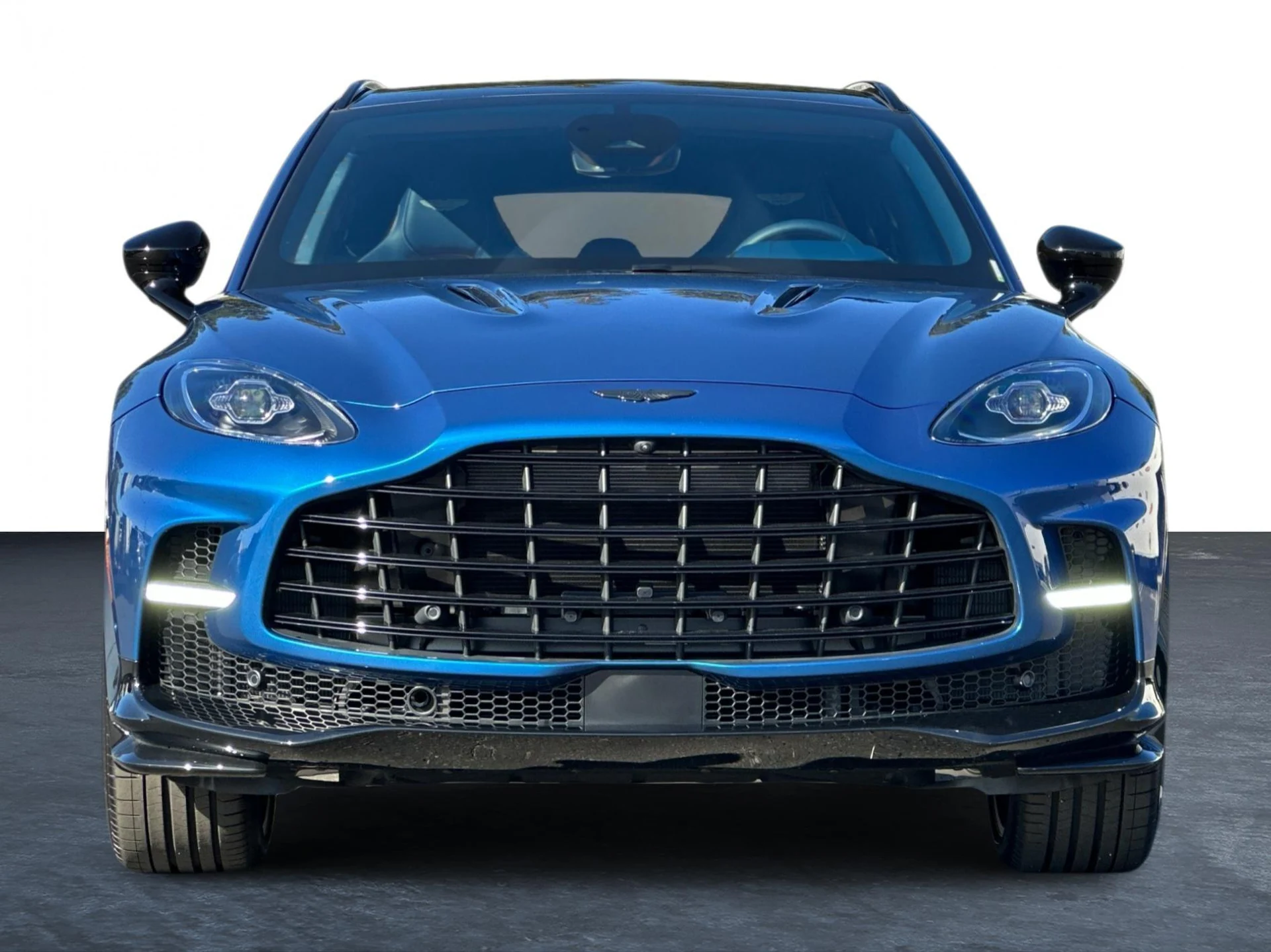 mph005_3451702136_New_2025_Aston_Martin_DBX_707_1761314790_23def40b92