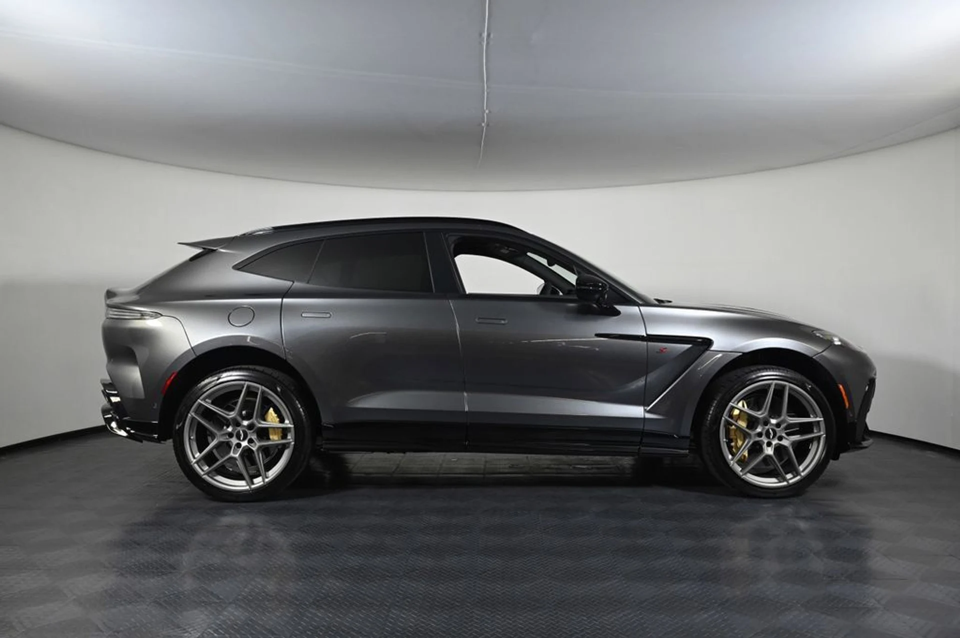 mph005_3462096900_new_2026_aston_martin_dbx_sawd_11350_23029728_6_1024_01f88042dc