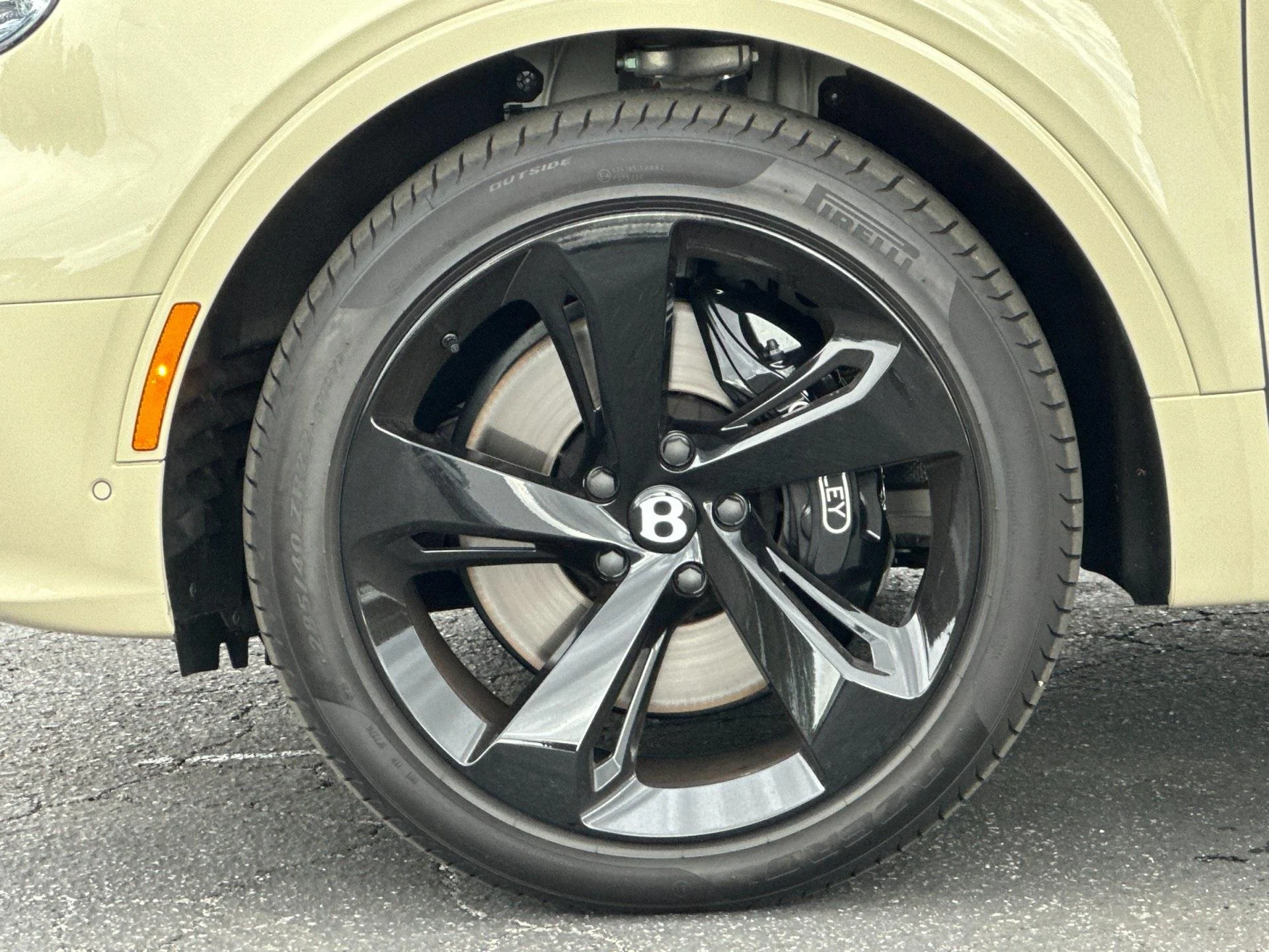 mph005_3465089055_Used_2025_Bentley_Bentayga_V8_1760604305_3a11d22881