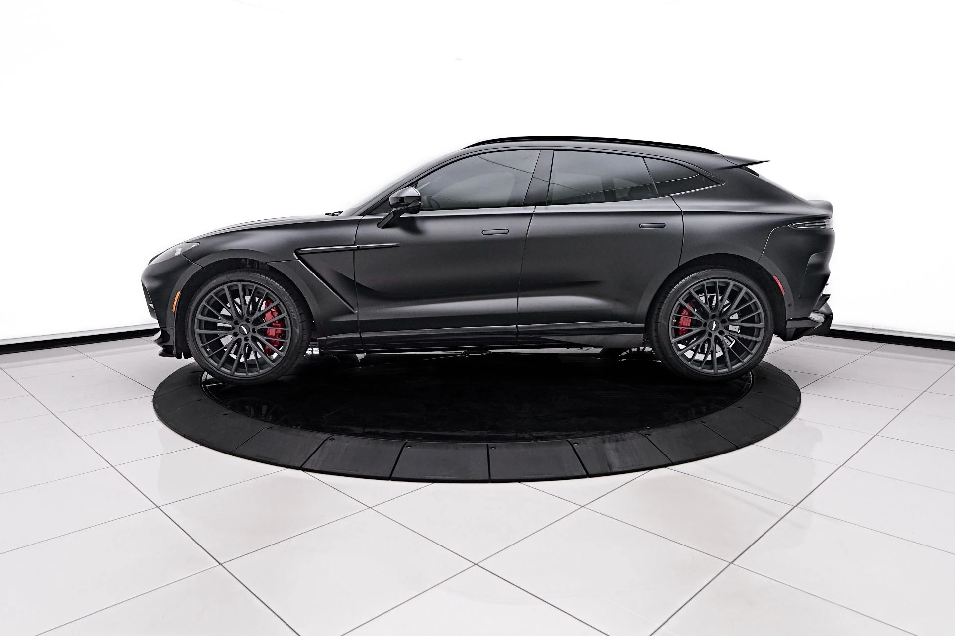 mph005_3466001764_Used_2023_Aston_Martin_DBX_707_1731378416_5b7f150af4