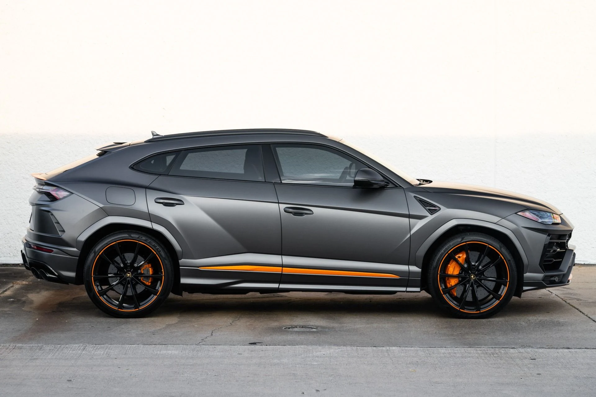 mph005_3496510700_Used_2022_Lamborghini_Urus_Graphite_Capsule_1755805759_7d68cc6039