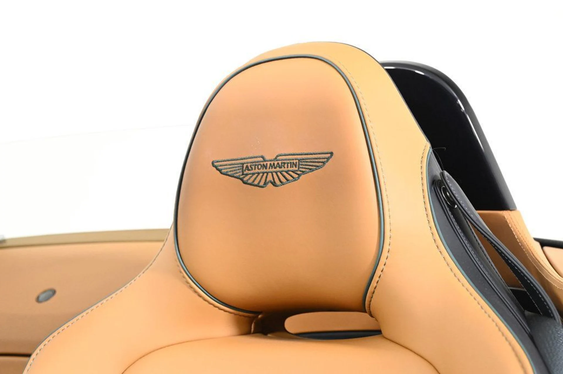 mph005_3520527417_used_2026_aston_martin_vantage_11350_22923178_5_1024_4f0d87887d