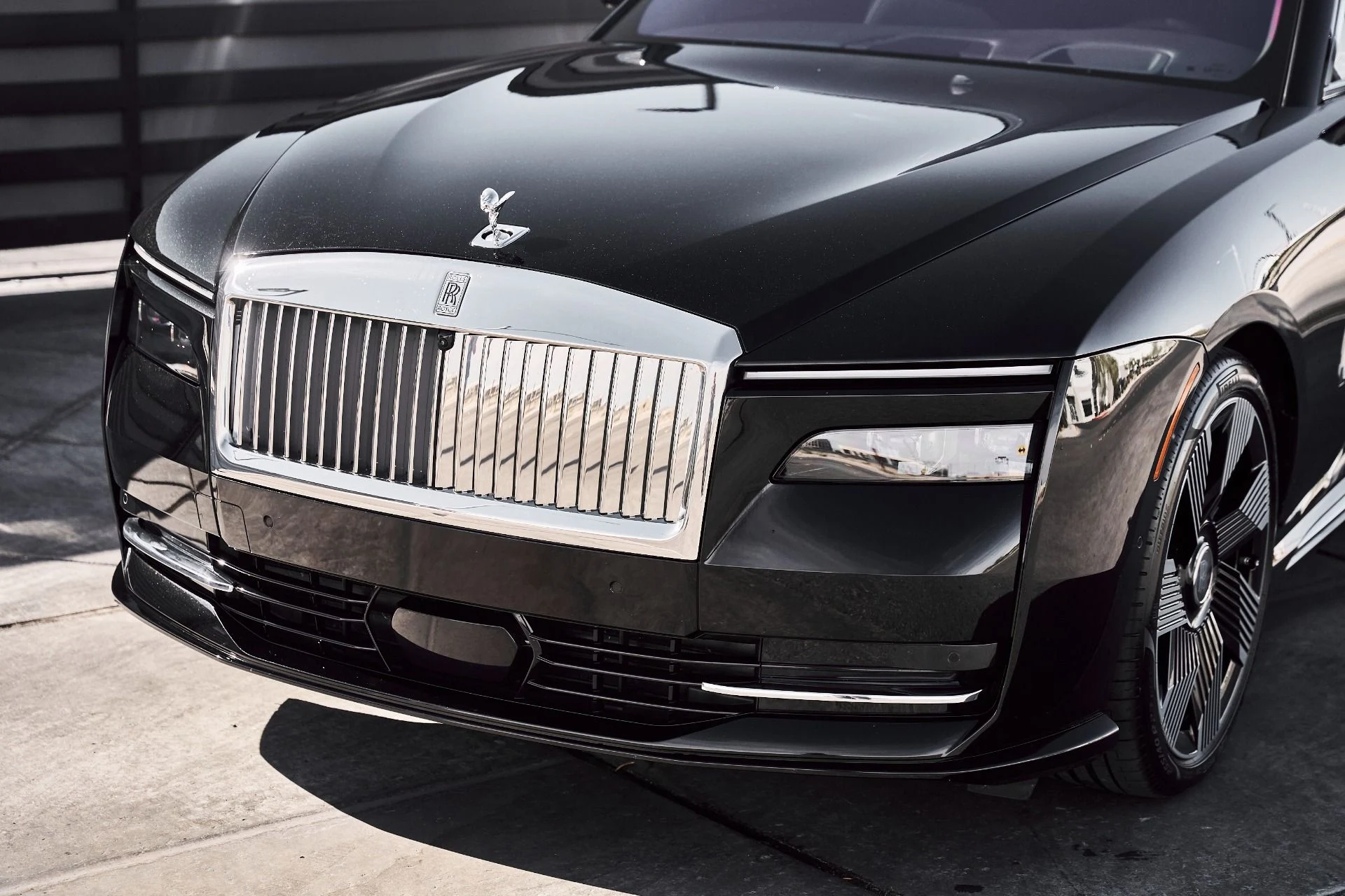 mph005_3583058_Used_2025_Rolls_Royce_Spectre_Base_1775246477_9976447e39