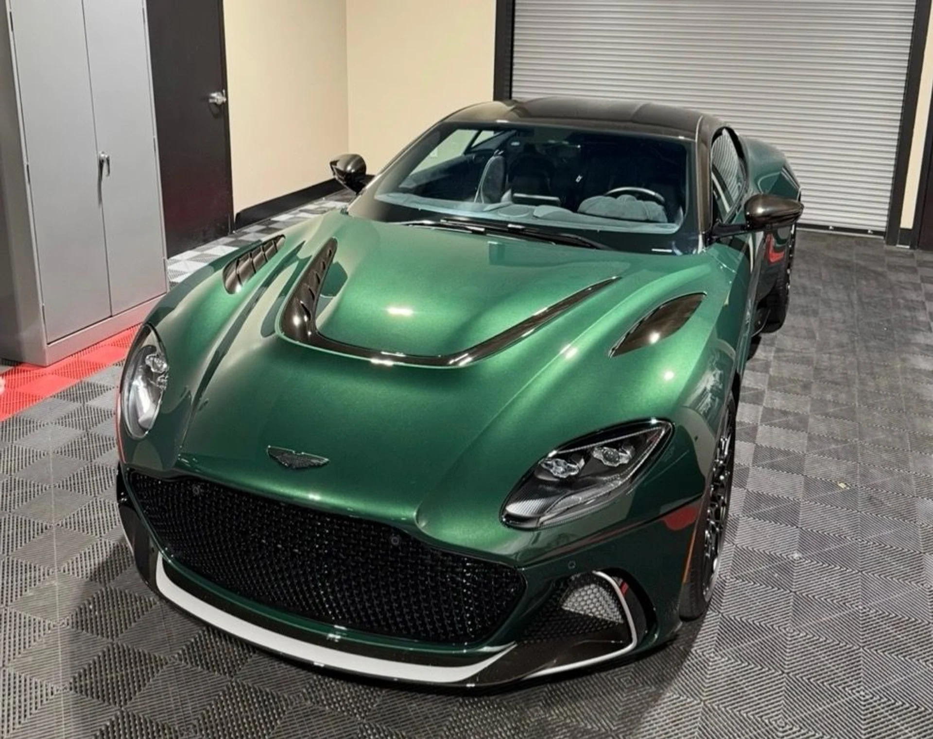mph005_3610550815_Used_2023_Aston_Martin_DBS_770_Ultimate_1760395234_b6ab91f169