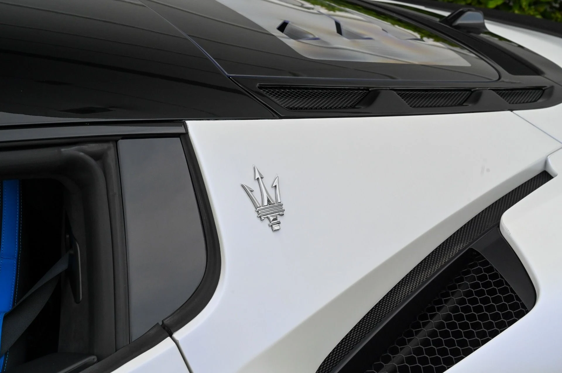 mph005_364579492_Used_2022_Maserati_MC_20_1715696596_586d52c47a