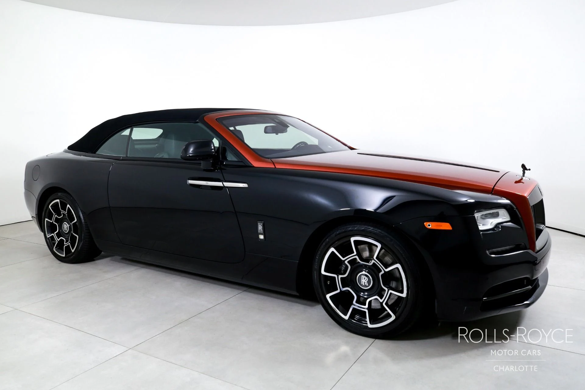 mph005_3677436959_Used_2019_Rolls_Royce_Black_Badge_Dawn_1783112300_25bdedd4c8