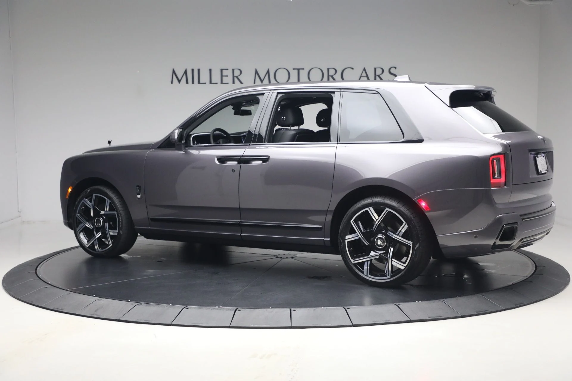 mph005_3697683707_New_2027_Rolls_Royce_Black_Badge_Cullinan_35e1c0e4a7