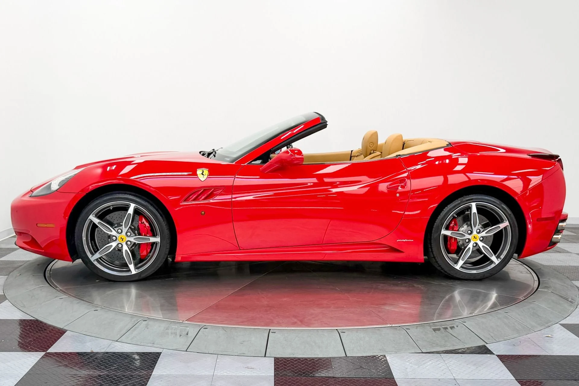 mph005_3722847900_Used_2014_Ferrari_California_Daytona_Seats_490_Horsepower_Carbon_Fiber_Steering_Wheel_w_LE_Ds_1783362087_e9ffff3ed0