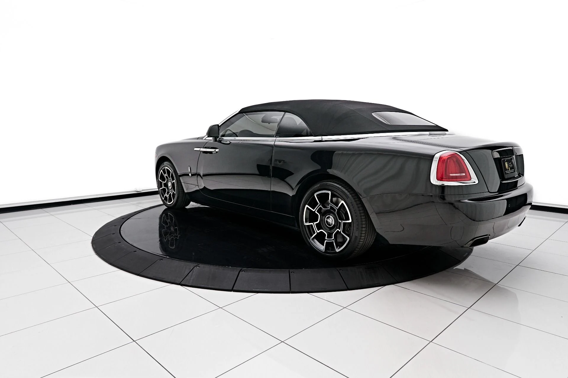 mph005_3748639462_Used_2018_Rolls_Royce_Dawn_Base_1712097655_a8a52aaf52