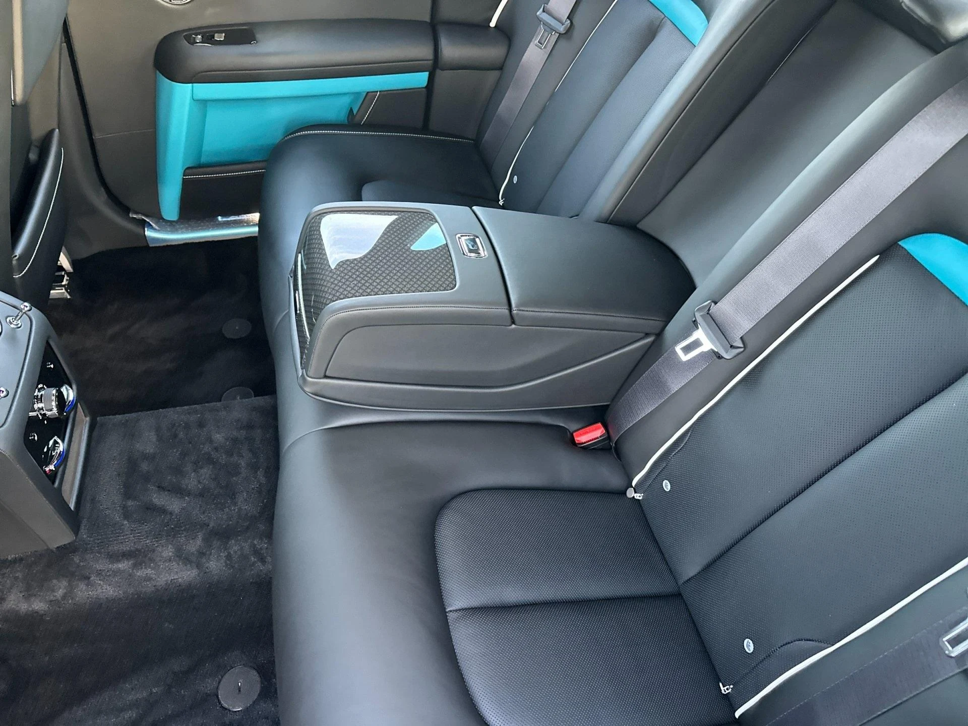 mph005_3749512060_New_2026_Rolls_Royce_Black_Badge_Ghost_1764949813_f1b89f7405