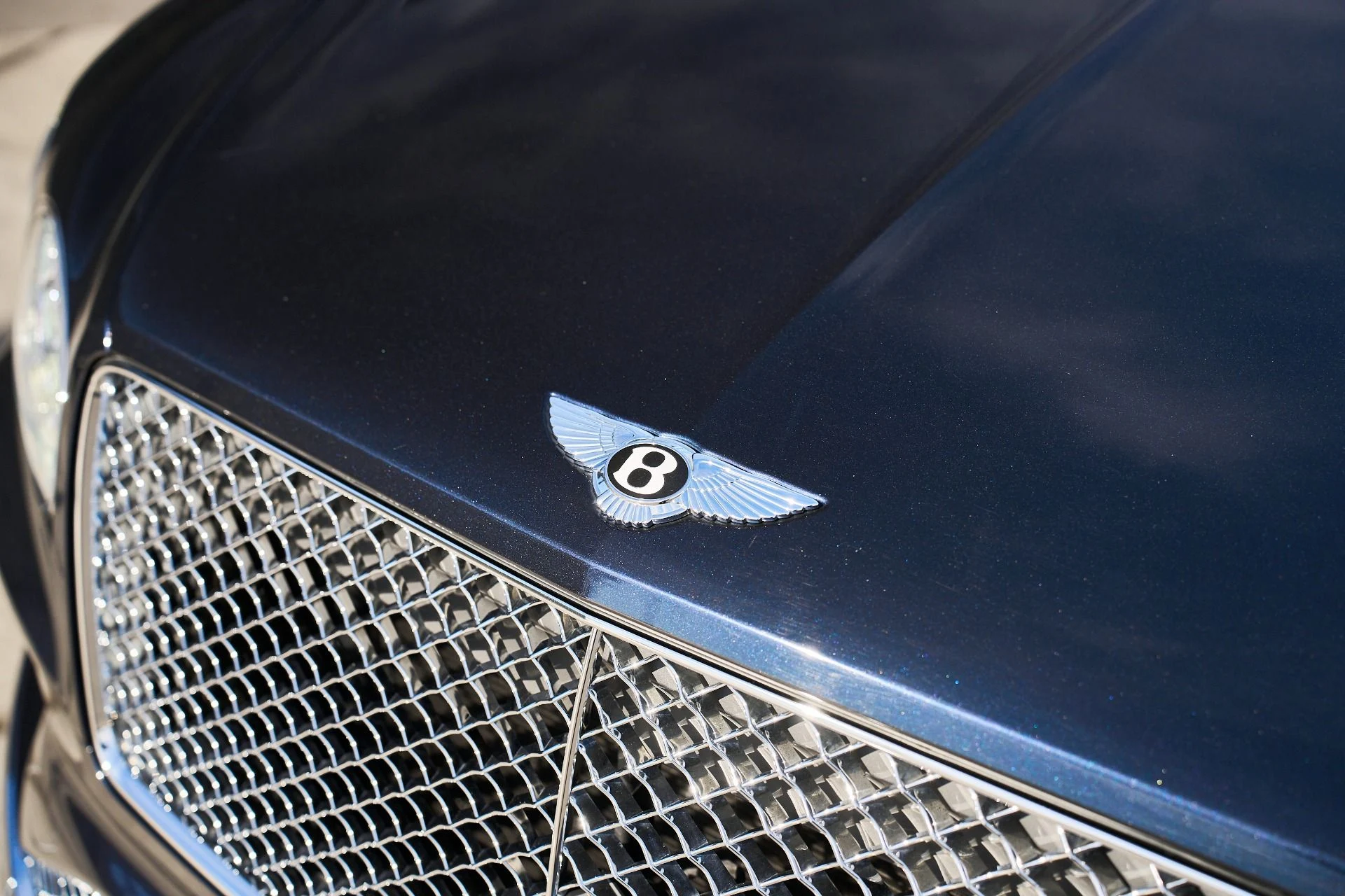 mph005_375749040_Used_2021_Bentley_Bentayga_V8_1764208956_3a63e42988