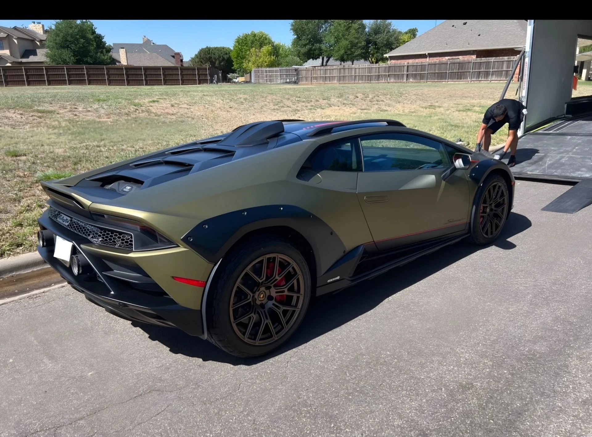 mph005_3792697261_Used_2024_Lamborghini_Huracan_Sterrato_1764024826_46d7b9f7db