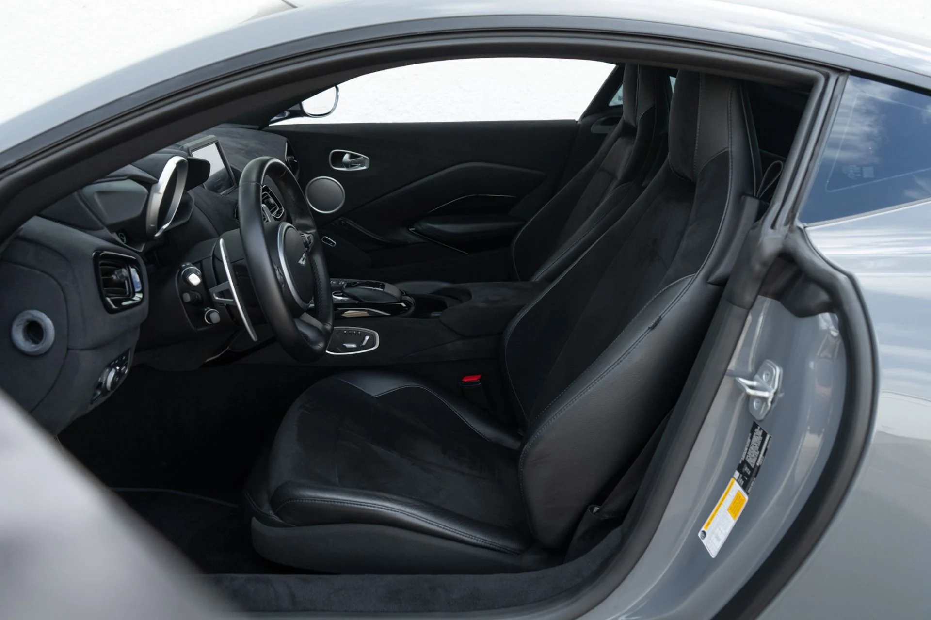 mph005_3795617152_Used_2020_Aston_Martin_Vantage_1781738280_c9492ed9f8