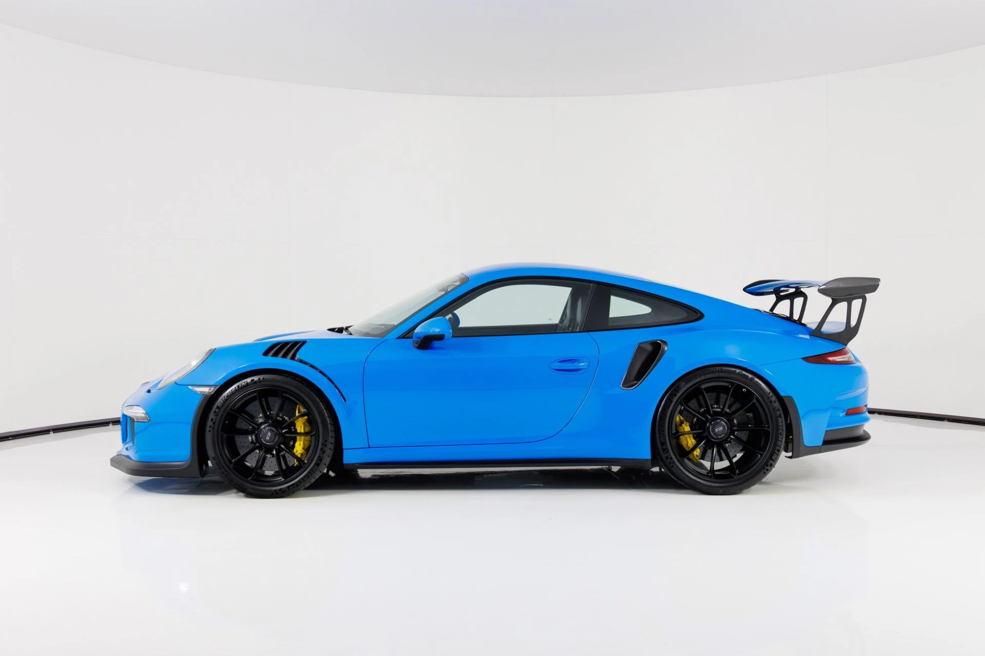 mph005_3802570894_Used_2016_Porsche_911_GT_3_RS_1769037870_6594dffc72