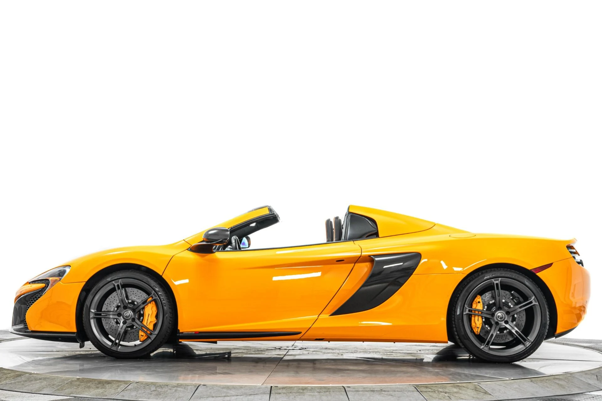 mph005_3818909471_Used_2015_Mc_Laren_650_S_Spider_Interior_and_Exterior_Carbon_Packs_Suspension_Lifter_1778269559_2cfee066ea
