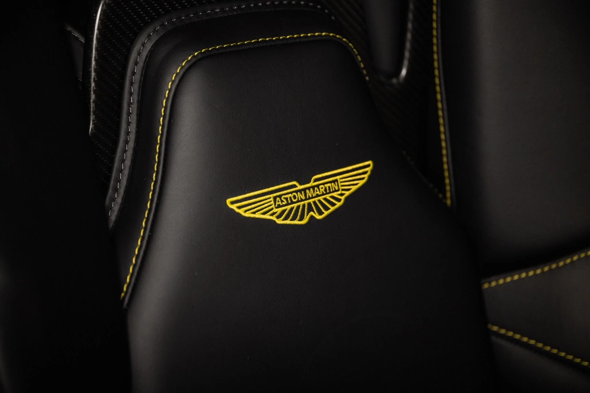 mph005_3826589365_Used_2025_Aston_Martin_Vantage_Coupe_1734713589_83f2e0c3bb