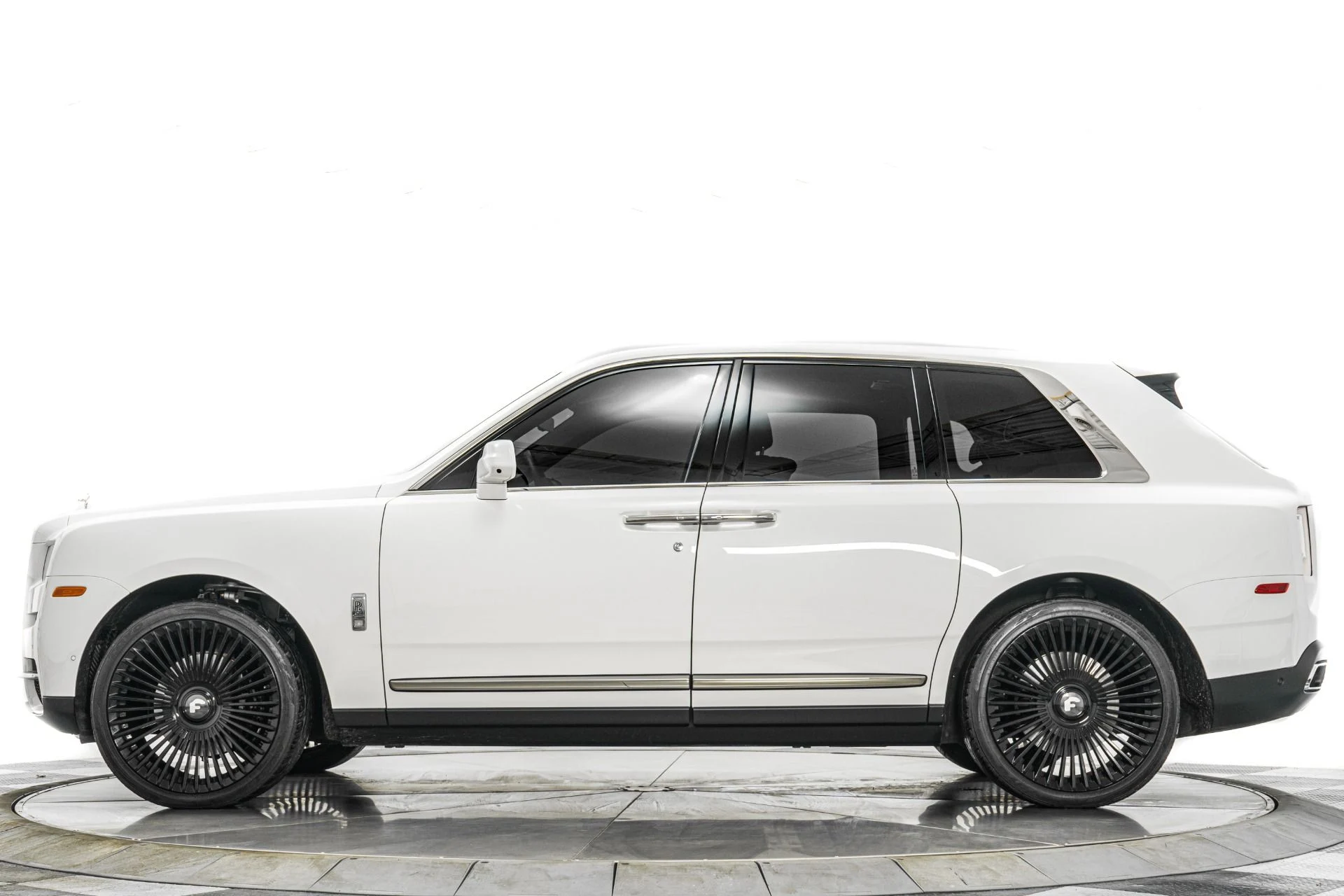 mph005_3834591059_Used_2020_Rolls_Royce_Cullinan_Polished_22_Wheels_Rear_Theatre_Configuration_Rolls_Royce_Bespoke_Audio_1771596522_29de4fcd00