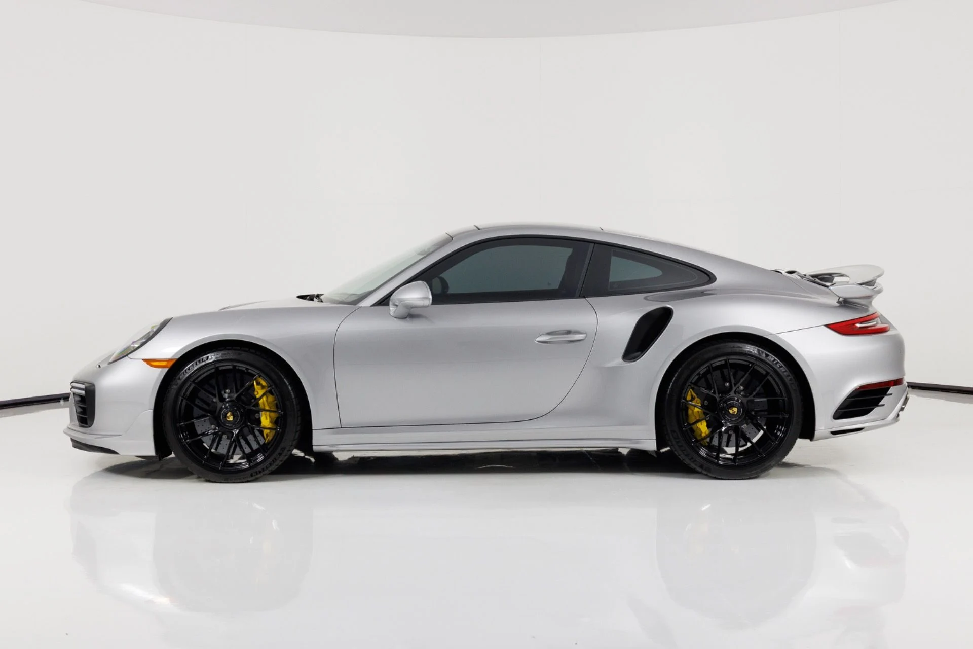 mph005_3907749077_Used_2017_Porsche_911_Turbo_S_1782938053_53ecb1b492
