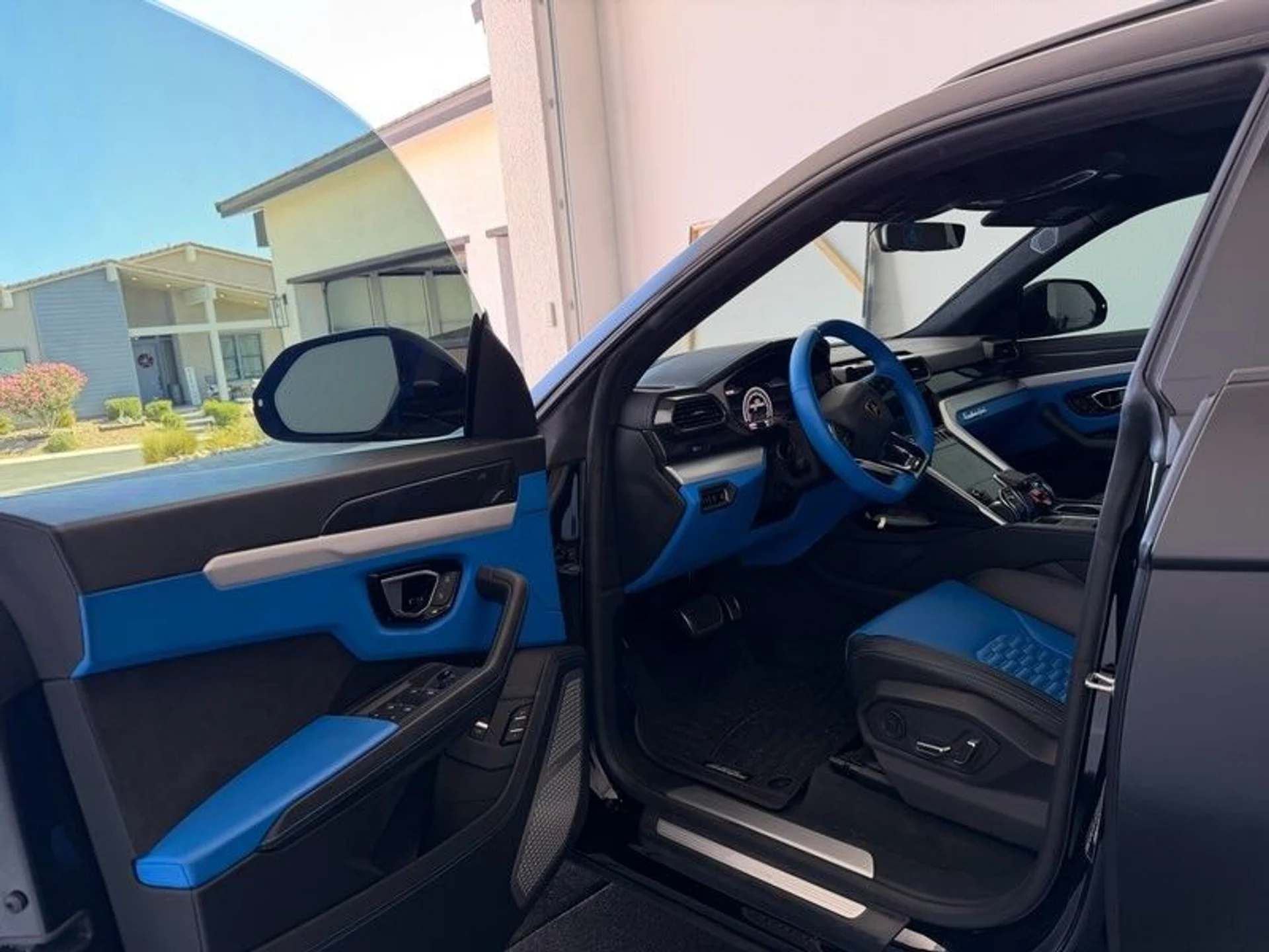 mph005_3908890532_Used_2020_Lamborghini_Urus_1762201701_b4b8514076