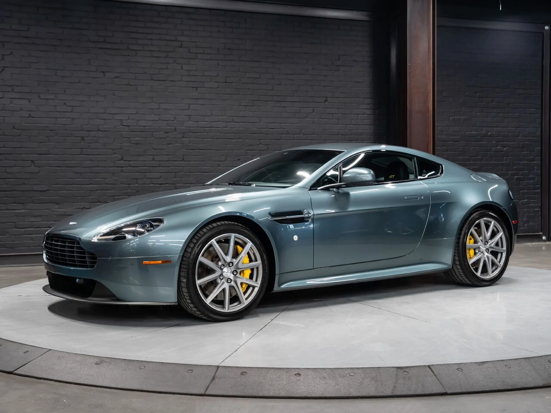 mph005_3920216548_aston_martin_v8_vantage_2015_932a4c6f8a