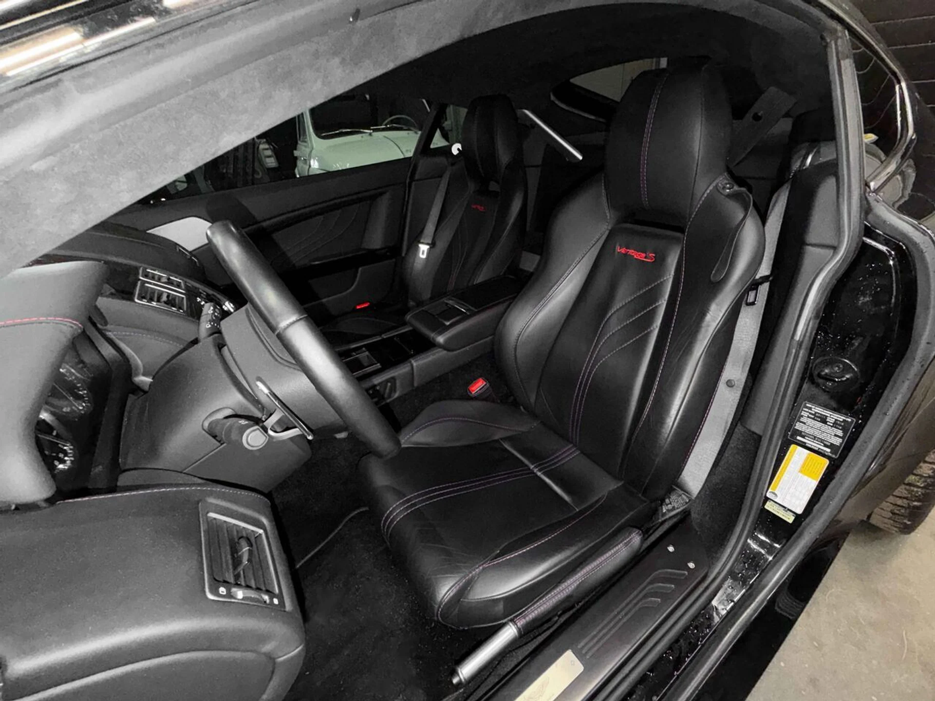 mph005_3925026190_aston_martin_v8_vantage_2012_da6f4578cc