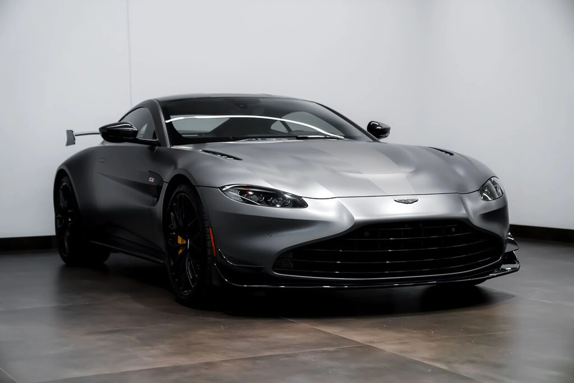mph005_3948095150_aston_martin_vantage_2023_jpg_v_1758918548_d0332cf6eb