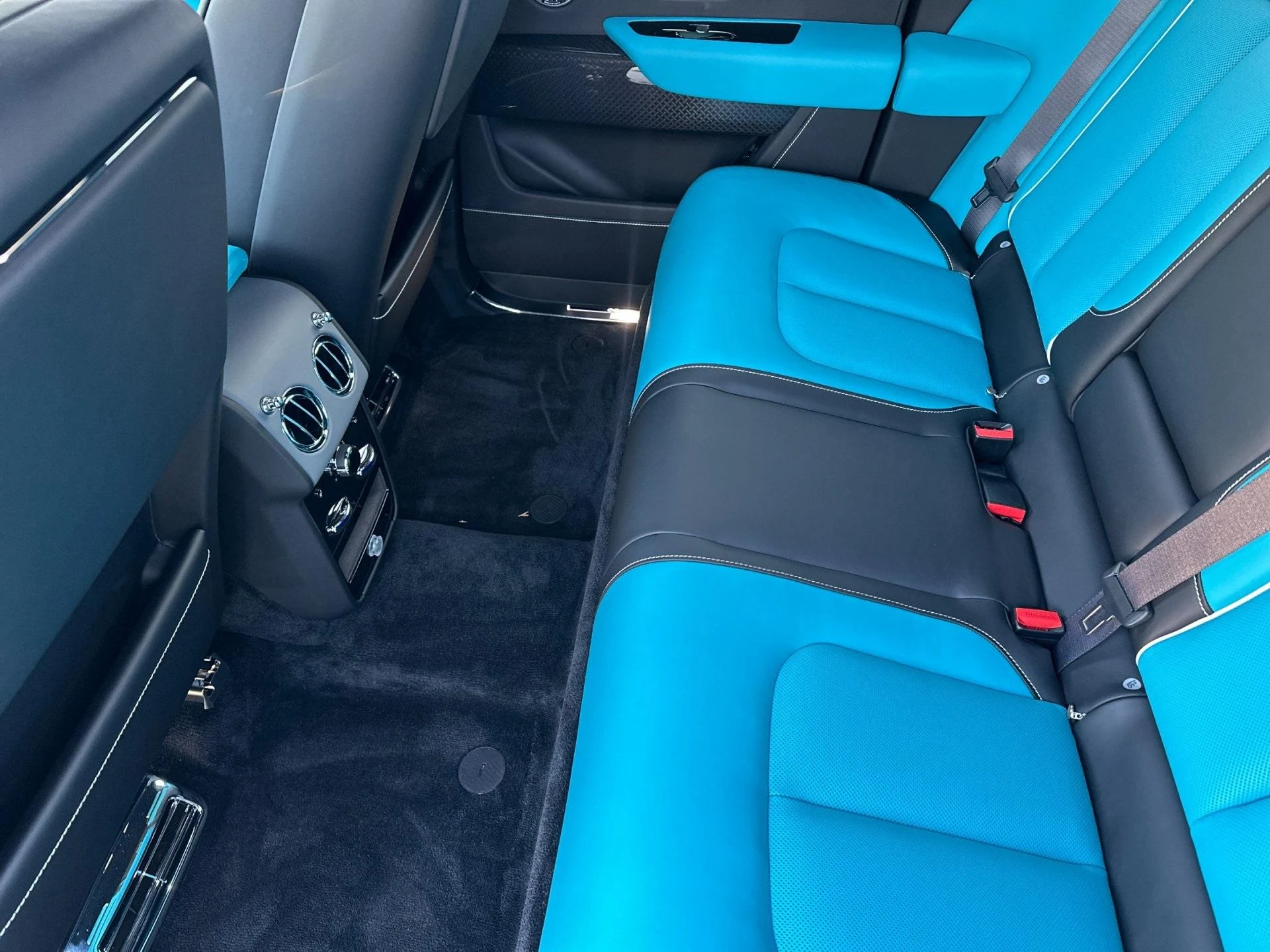 mph005_395236696_New_2026_Rolls_Royce_Black_Badge_Cullinan_1765013305_04edf4f8fe