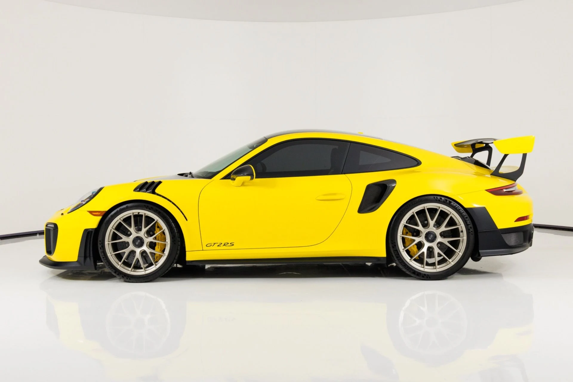 mph005_3954937428_Used_2018_Porsche_911_GT_2_RS_1787778671_247dbf8149