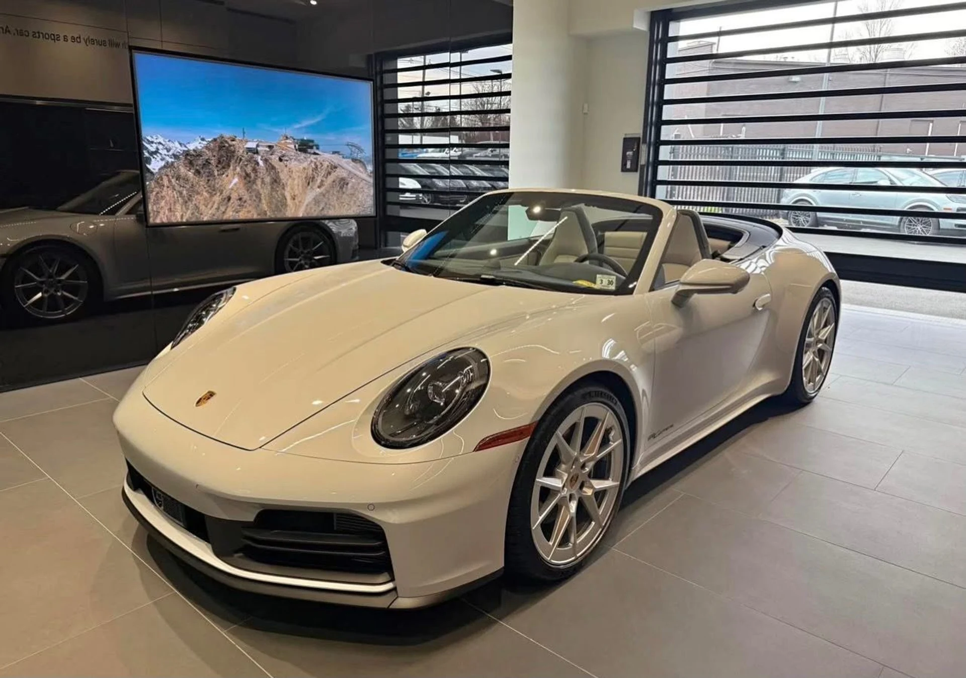 mph005_3957035724_Used_2025_Porsche_911_Carrera_1754512208_6931e80857