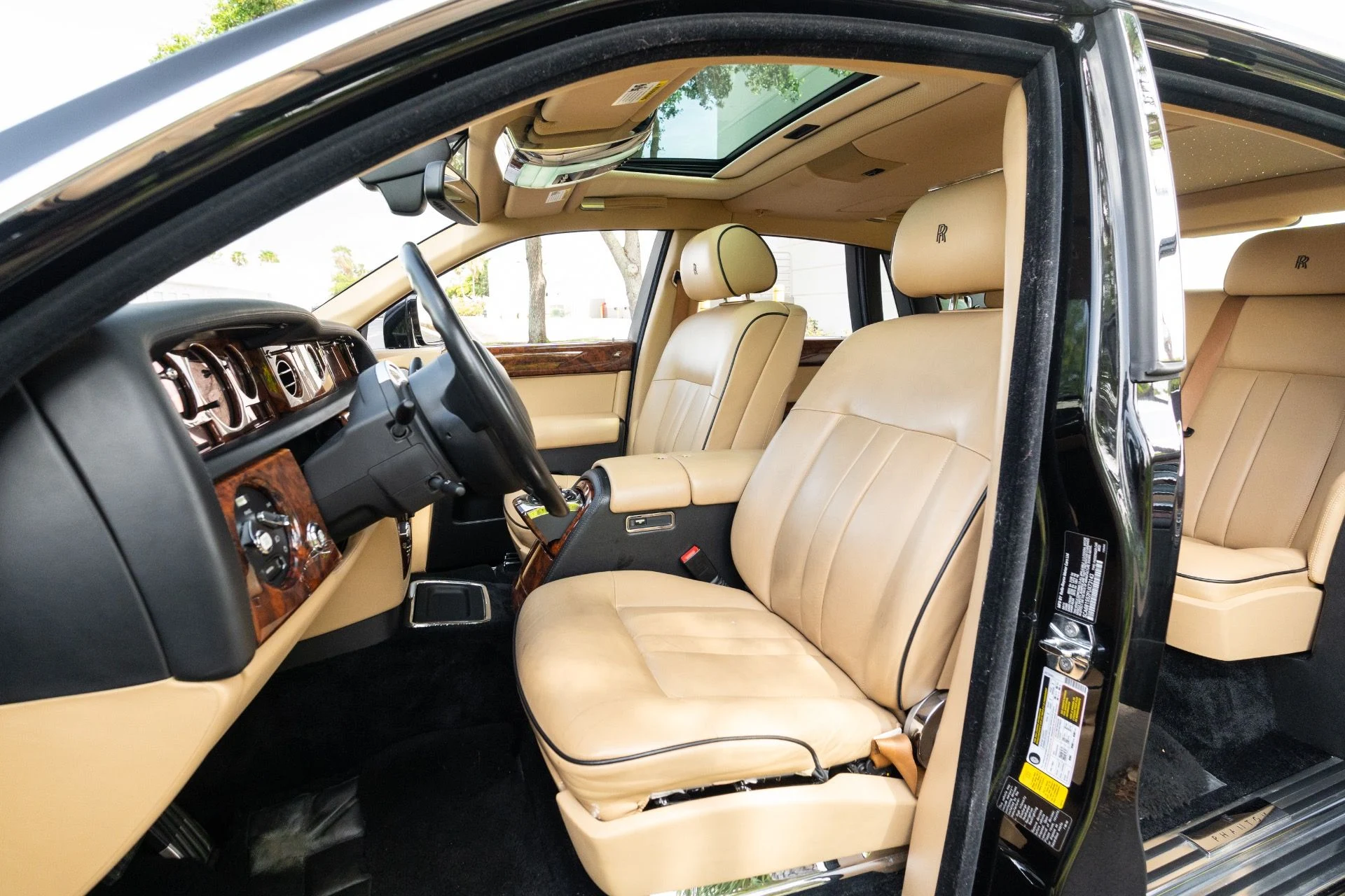 mph005_398506546_Used_2015_Rolls_Royce_Phantom_1779983365_490b7347e6