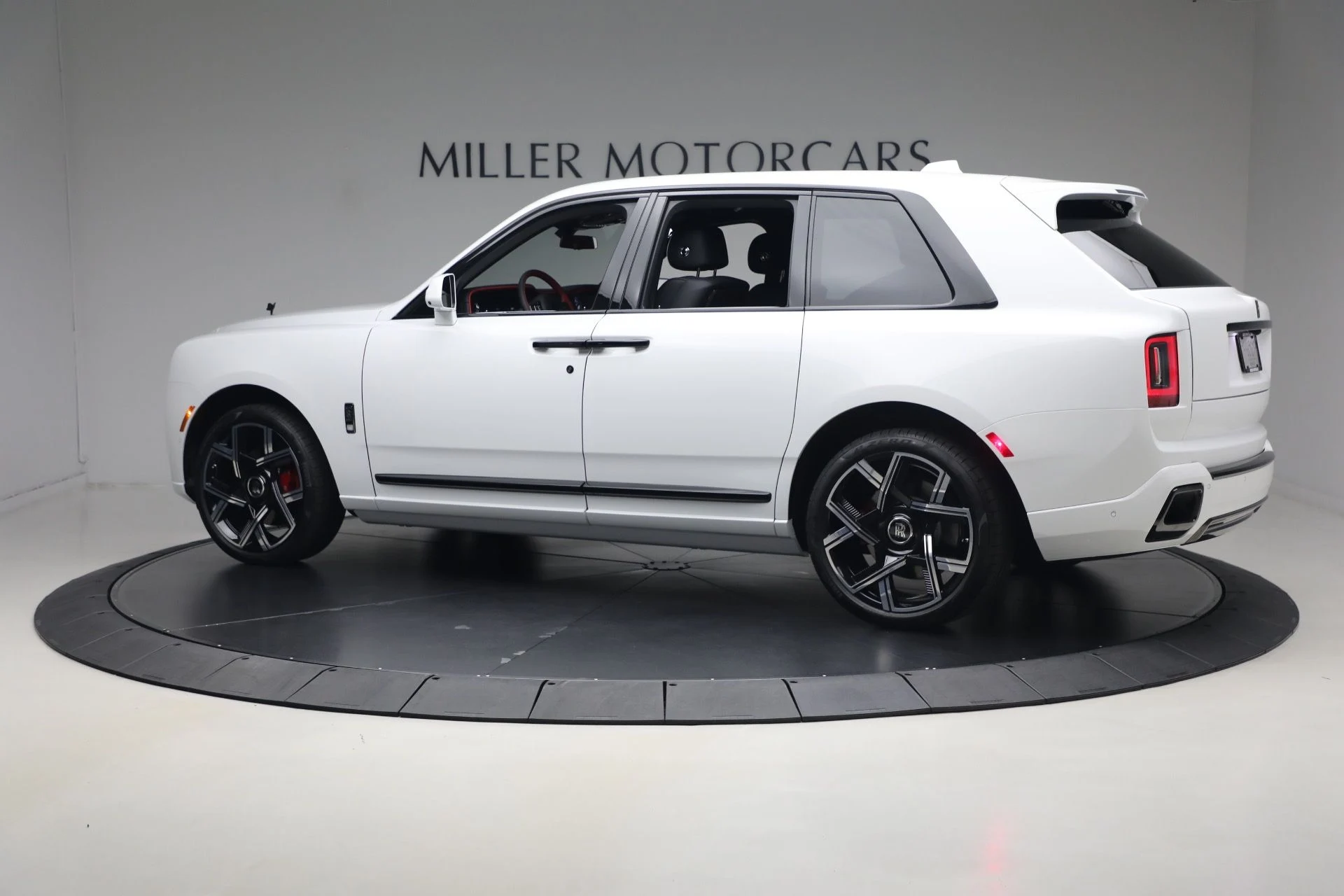 mph005_3996005610_New_2027_Rolls_Royce_Black_Badge_Cullinan_8fad7ff06f