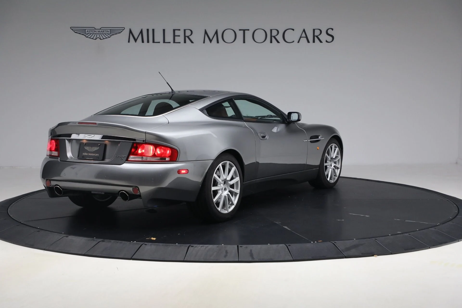 mph005_4009361319_Used_2006_Aston_Martin_V12_Vanquish_S_1792851936_1b164dd08e