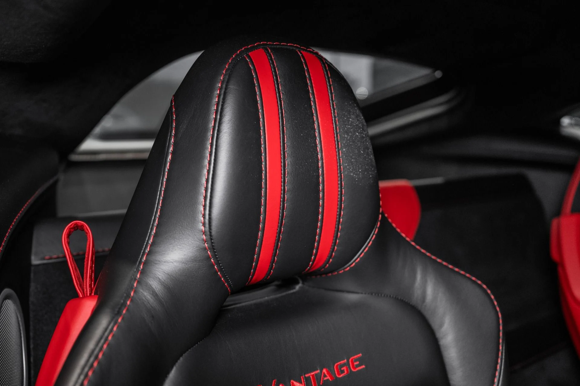 mph005_4020037393_Used_2019_Aston_Martin_Vantage_1779799907_7060e59311