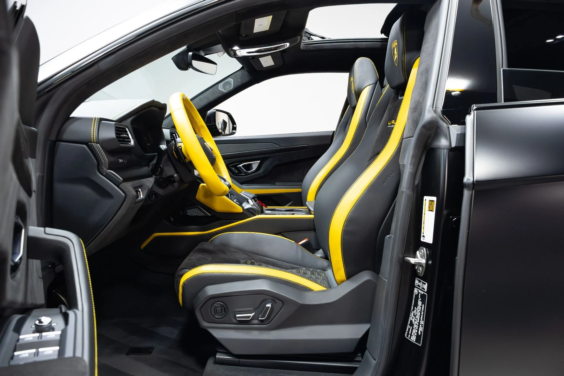 mph005_4065396630_Used_2022_Lamborghini_Urus_Graphite_Capsule_1775757245_ed505ad31f