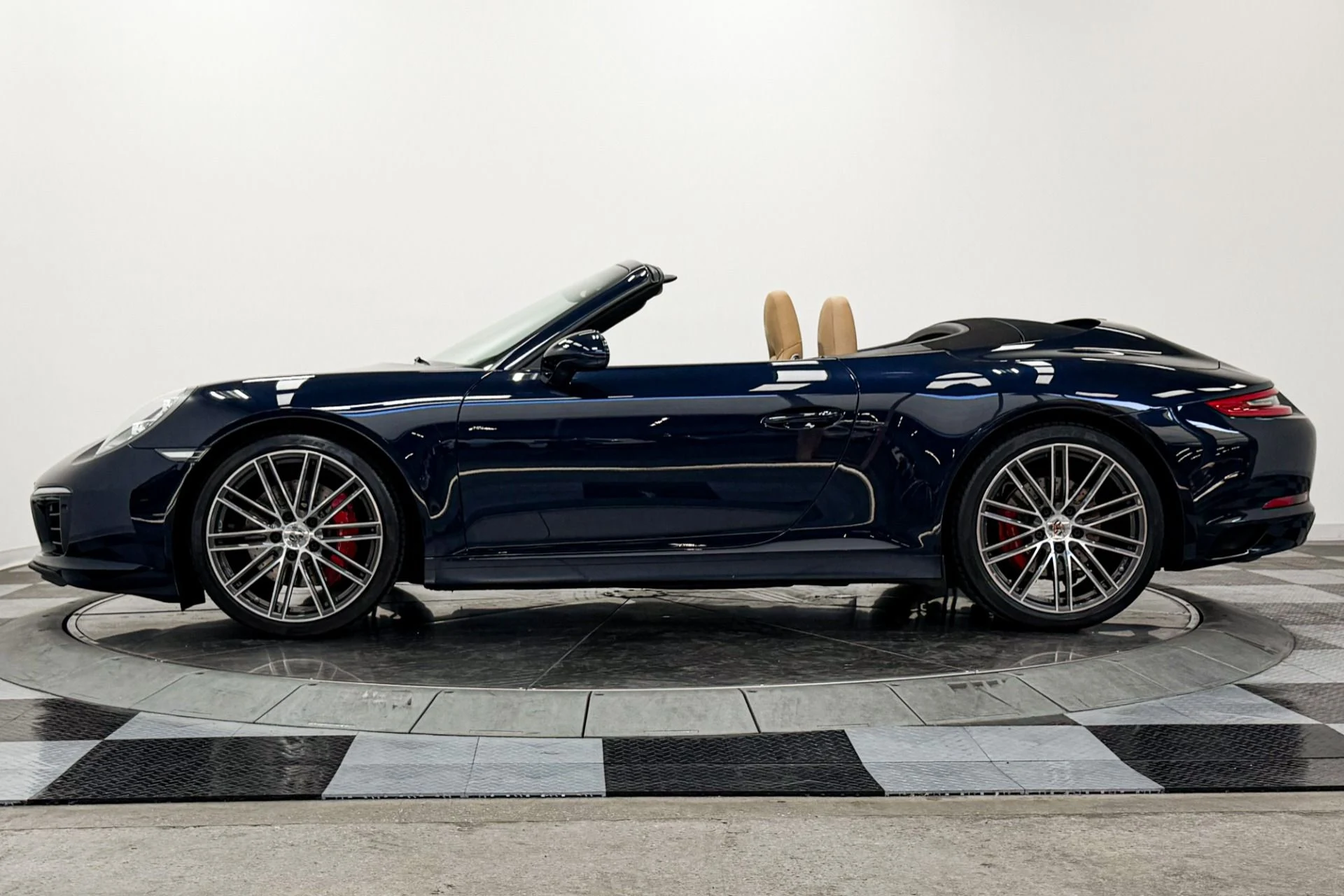 mph005_4076833952_Used_2018_Porsche_911_Carrera_S_Cabriolet_Sport_Package_Permium_Package_Plus_1784928158_35cdd6d080